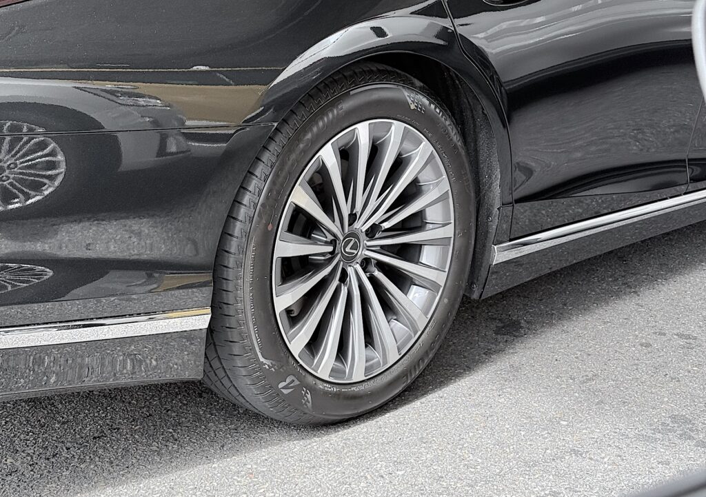 Lexus LS 500h 配備普利司通 TURANZA
