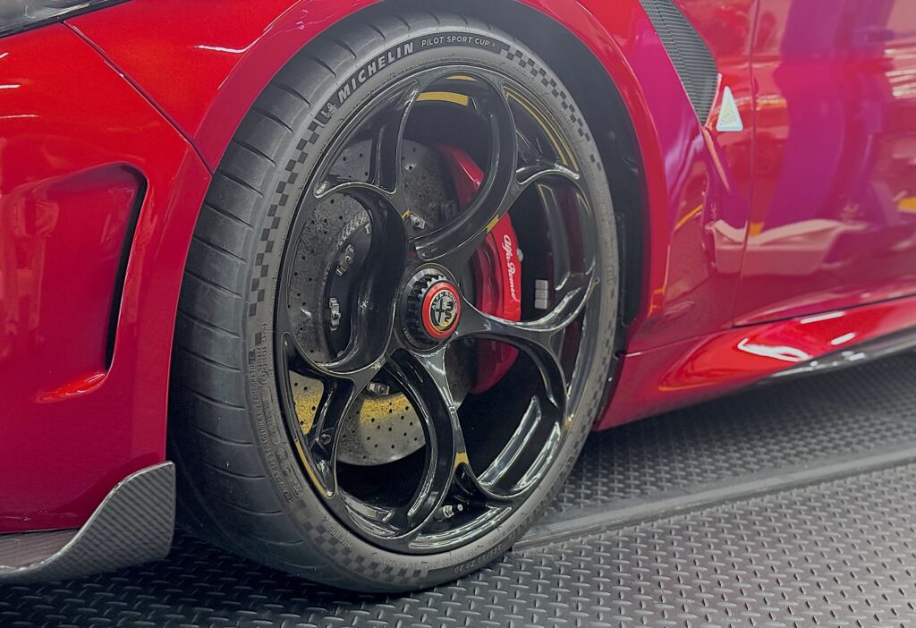 配備於 Alfa Romeo Giulia GTAm 的 Michelin CUP2