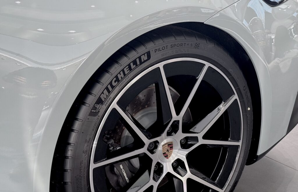 配備於 Porsche 911 的NA0 Pilot Sport 4S