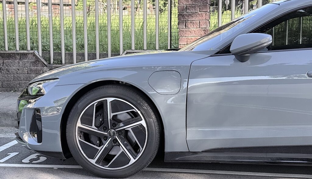 Audi E Tron 搭載 CINTURATO P7 輪胎