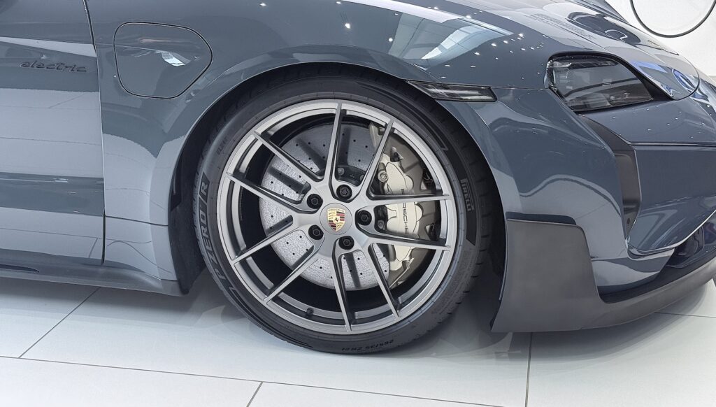 Porsche Tycan 搭載 PZERO R 輪胎