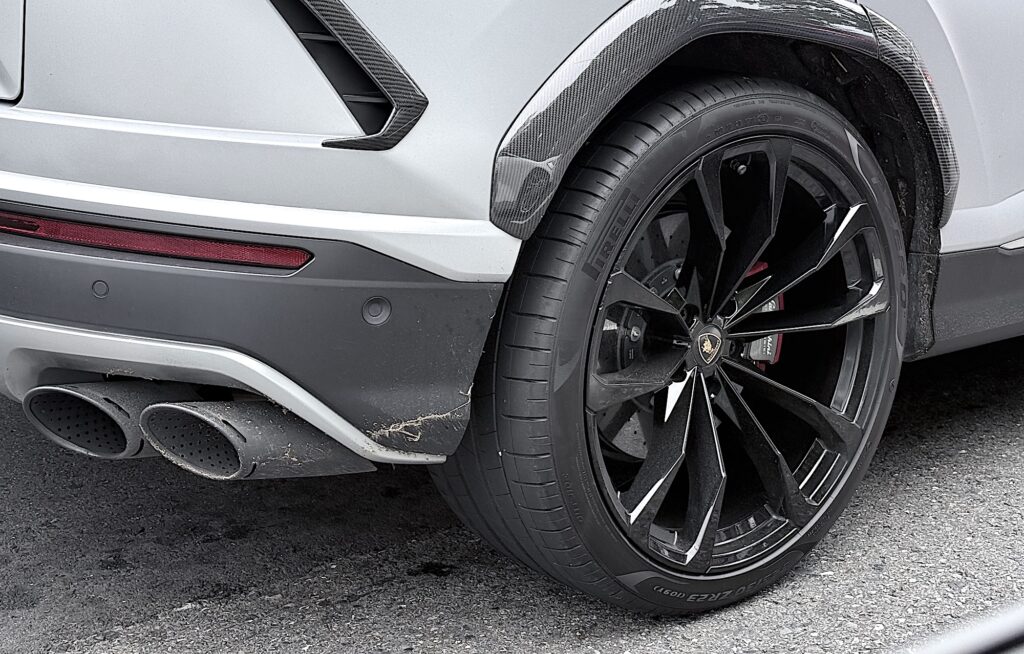 Lamborghini Urus 搭載 PZERO 輪胎